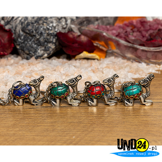 Brelok Dromader - srebrny - inkrustowany kamieniami w kolorze czerwonym