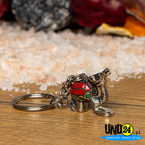 Brelok Dromader - srebrny - inkrustowany kamieniami w kolorze czerwonym