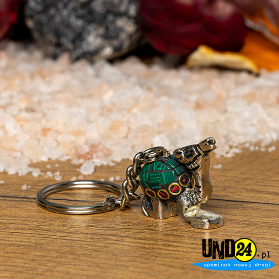 Brelok Dromader - srebrny - inkrustowany kamieniami w kolorze zielonym