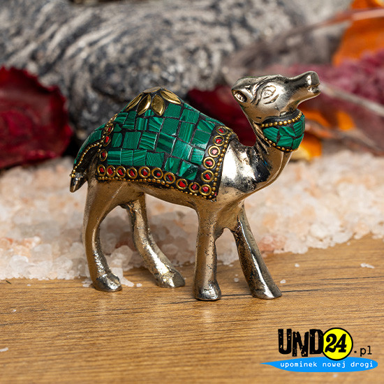 Aluminiowa Figurka Dromadera inkrustowana kamieniami w kolorze zielonym